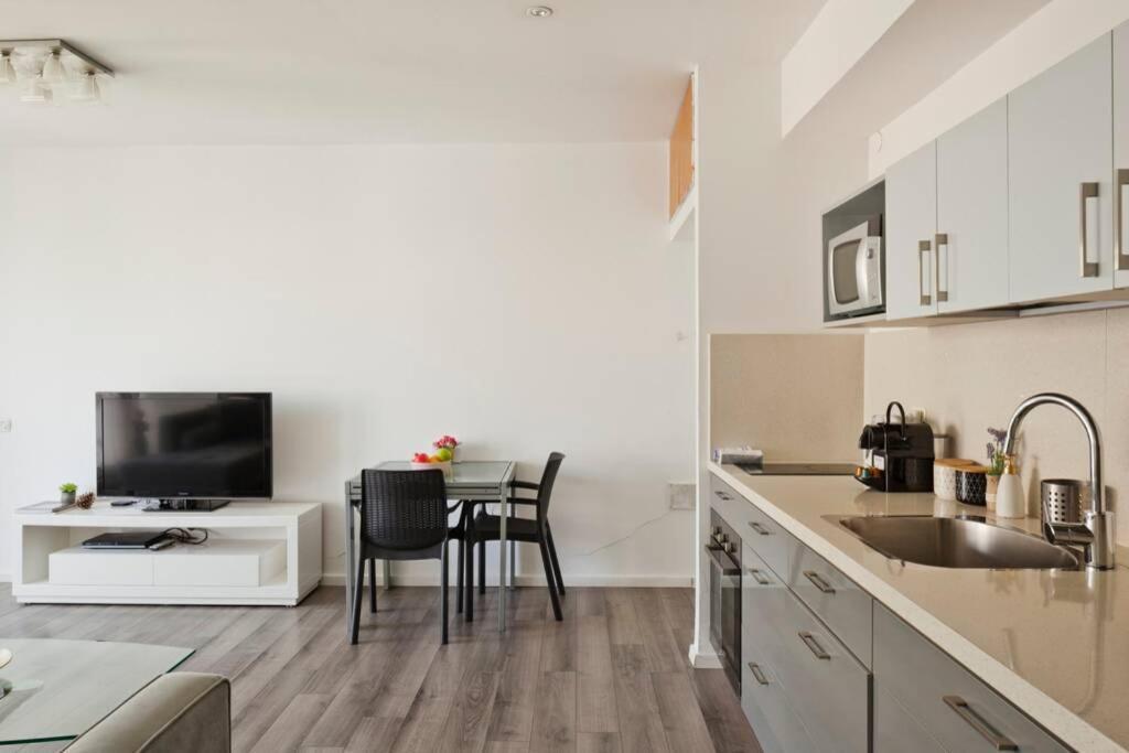Big Apartment Next To Gordon Beach Plus Free Parking Tel Aviv Exterior photo